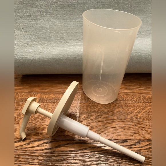 Tupperware Never used Vintage Condiment/Lotion/Soap pump.#640. Perfect condition - Picture 2 of 3